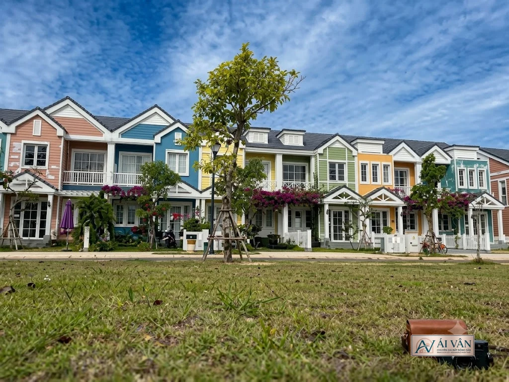 Nhà phố NovaWorld Phan Thiết Florida 1.7 – Full nội thất, Gan-ho-boi-full-noi-that