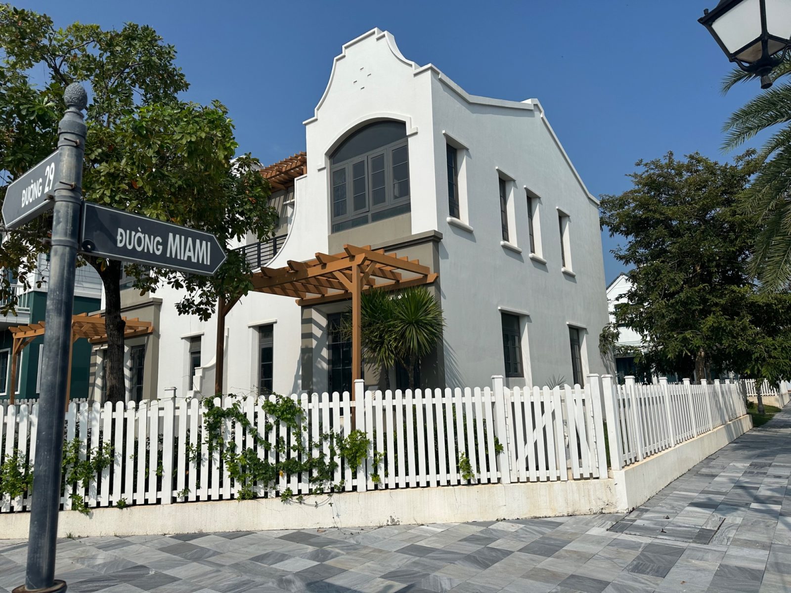 Biệt thự đơn lập NovaWorld Phan Thiết Florida – Nhà thô, Florida khu7 dãy 4 gần hồ bơi