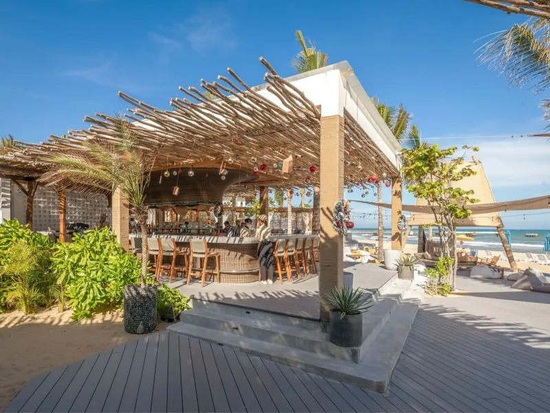 Quầy bar mái củi sát biển của Aloha lúc chiều