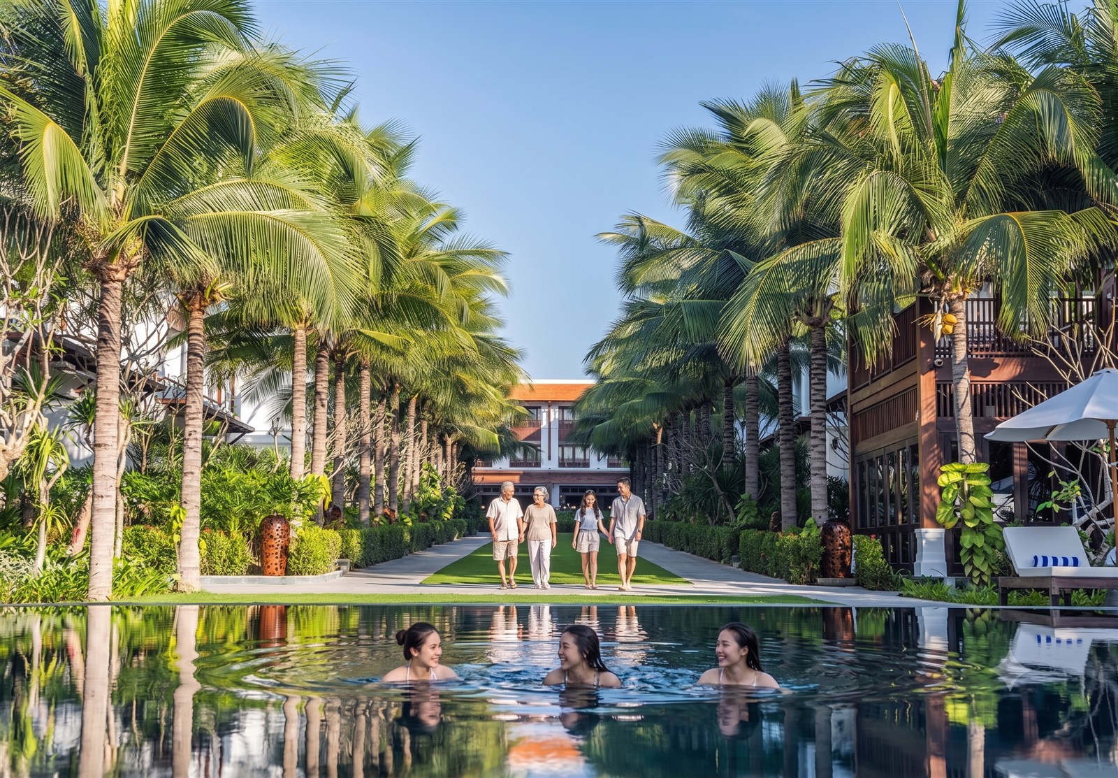 Hồ bơi The Anam Mũi Né với hàng ghế nằm và dừa