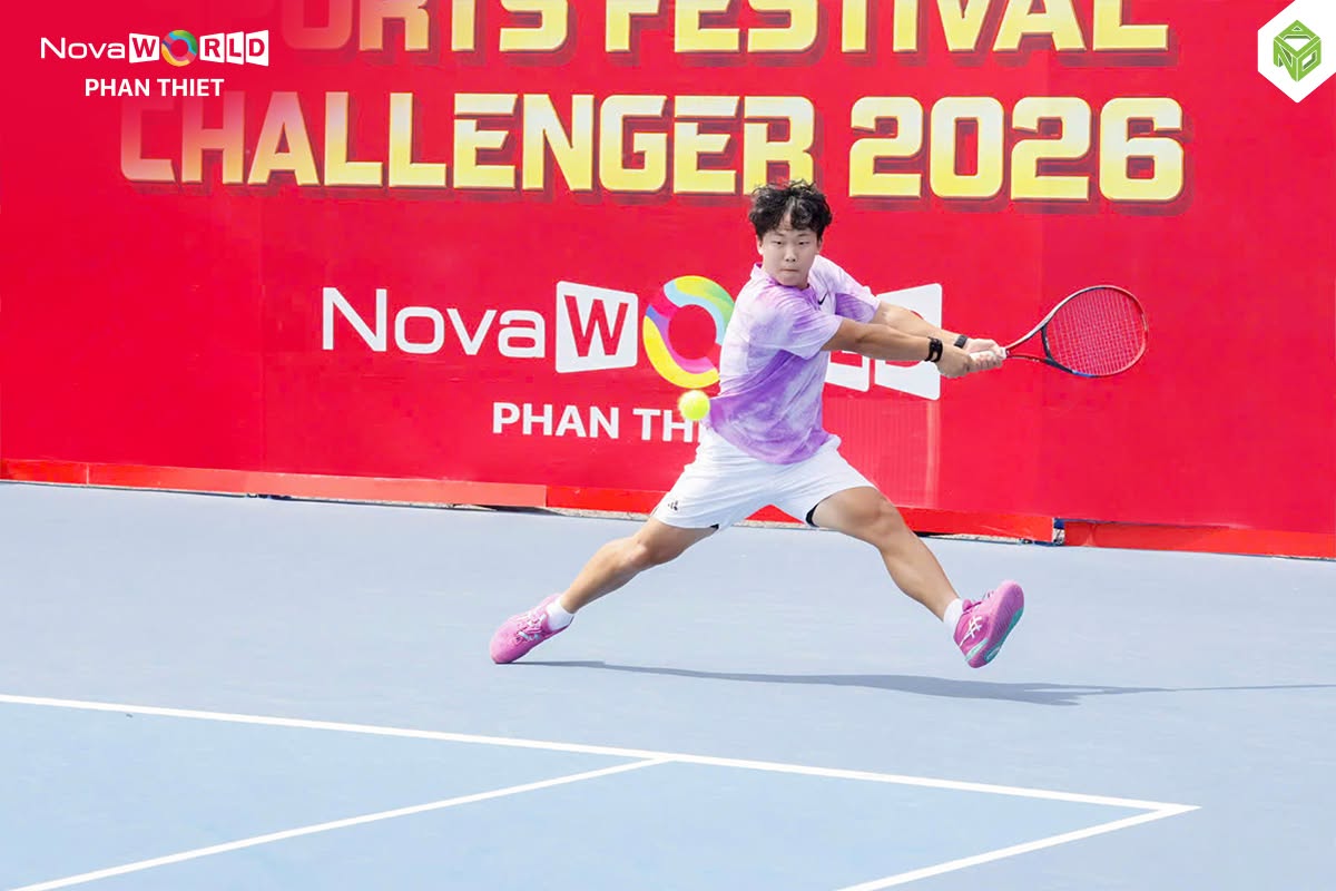 Một tay vợt bật nhảy đỡ bóng thuận tay trên sân thi đấu ATP Challenger 50 tại NovaWorld Phan Thiết