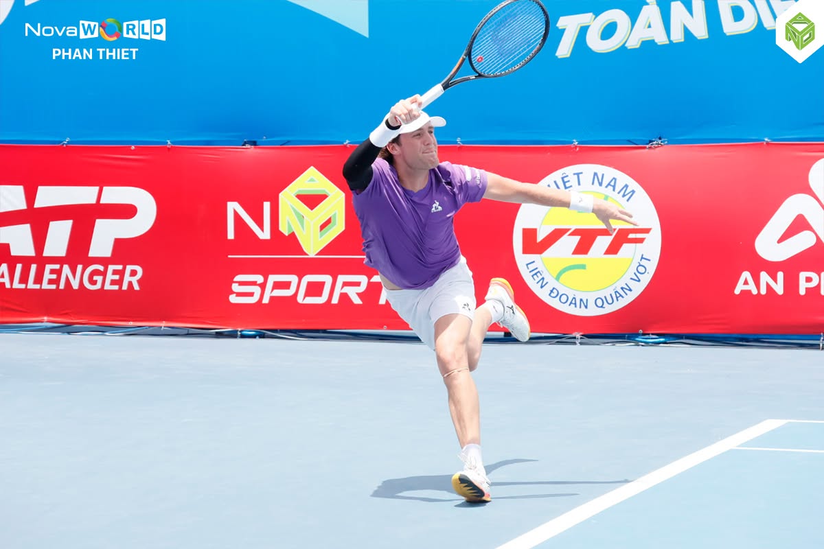 Một tay vợt vươn người thực hiện cú đánh trái tay một tay trên sân thi đấu ATP Challenger tại NovaWorld Phan Thiết