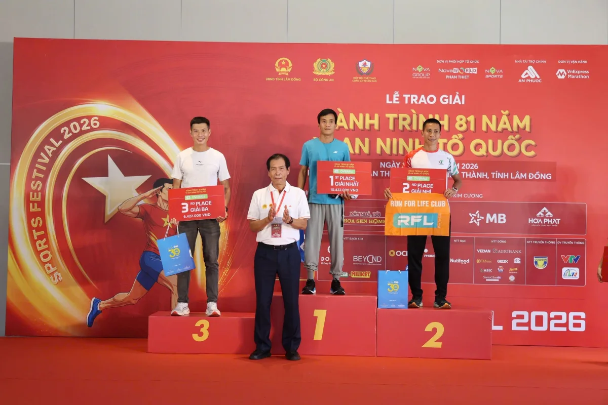 Bục trao giải chung cuộc cự ly 42km nam giải Hành trình 81 năm
