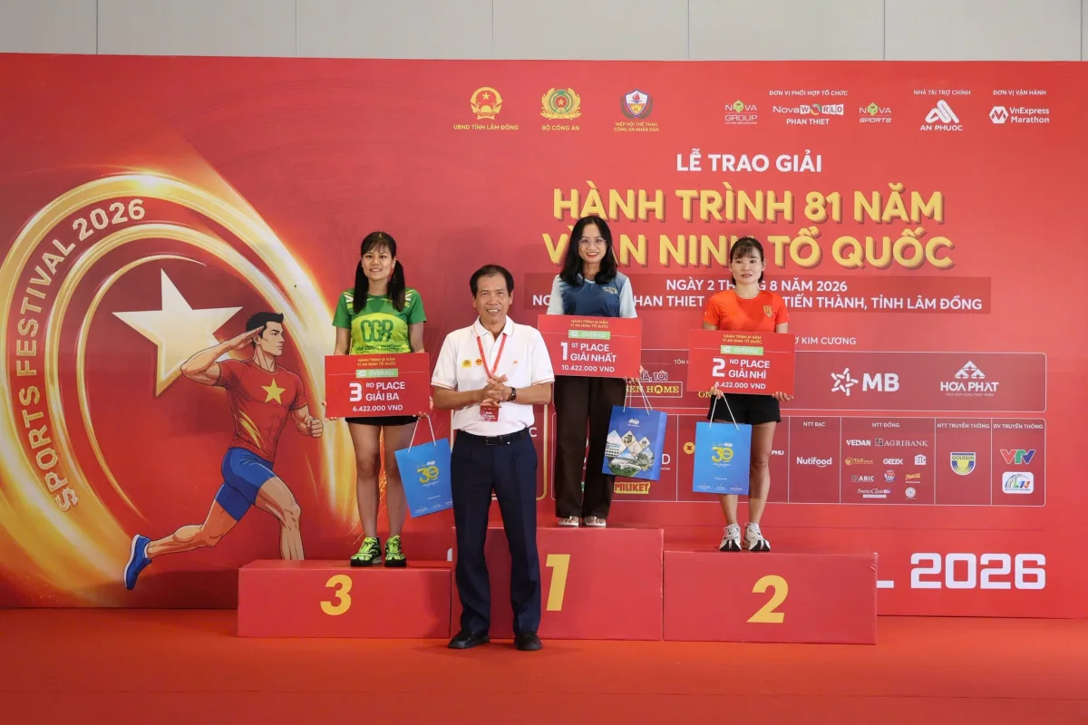 Bục trao giải chung cuộc cự ly 42km nữ