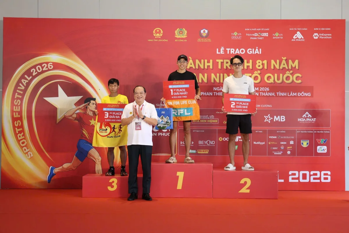 Trao giải nhóm tuổi từ 30 trở xuống cự ly 42km nam