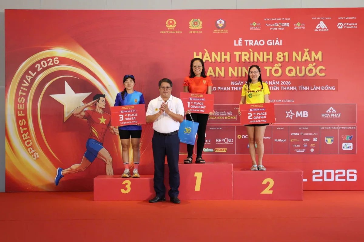 Trao giải nhóm tuổi 31–39 nữ cự ly 42km