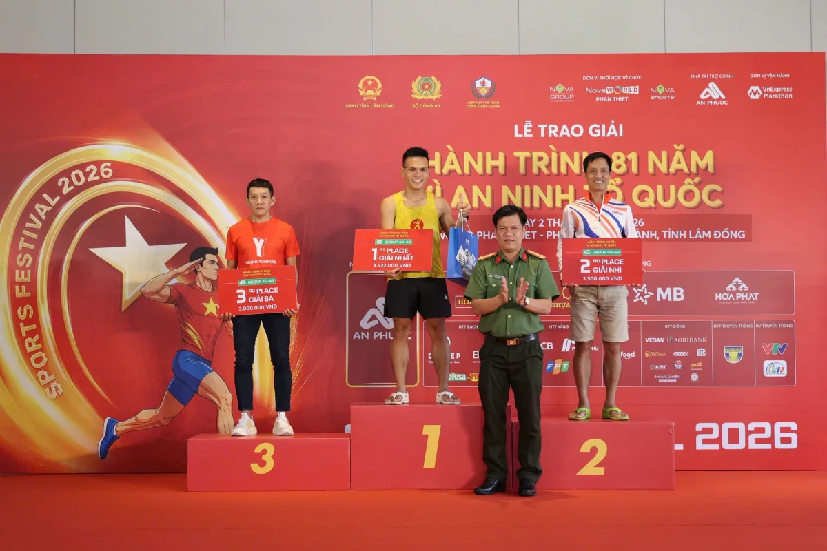 Sĩ quan công an trao giải nhóm tuổi 40–49 cự ly 42km