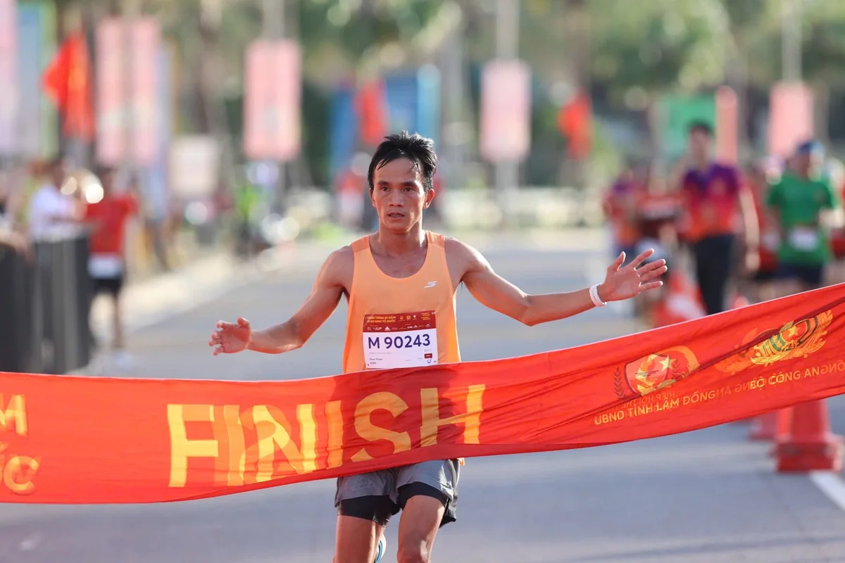 Phạm Ngọc Phan về đích vô địch cự ly 42km nam