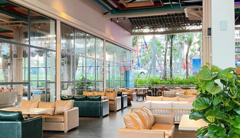 Sảnh sofa hướng kính của Chillhouse Phan Thiết