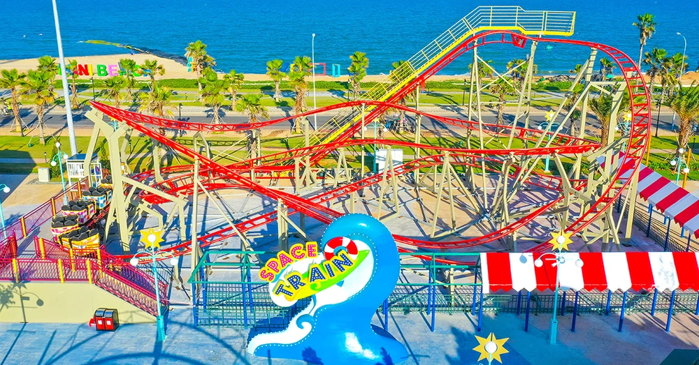 Khu ven biển NovaWorld với tàu lượn Circus Land sát biển Tiến Thành