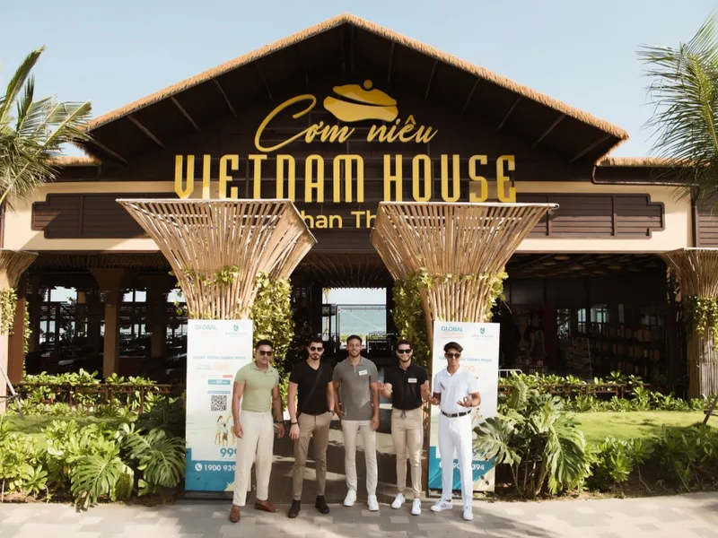 Cổng mái lá nhà hàng Cơm Niêu Vietnam House Phan Thiết
