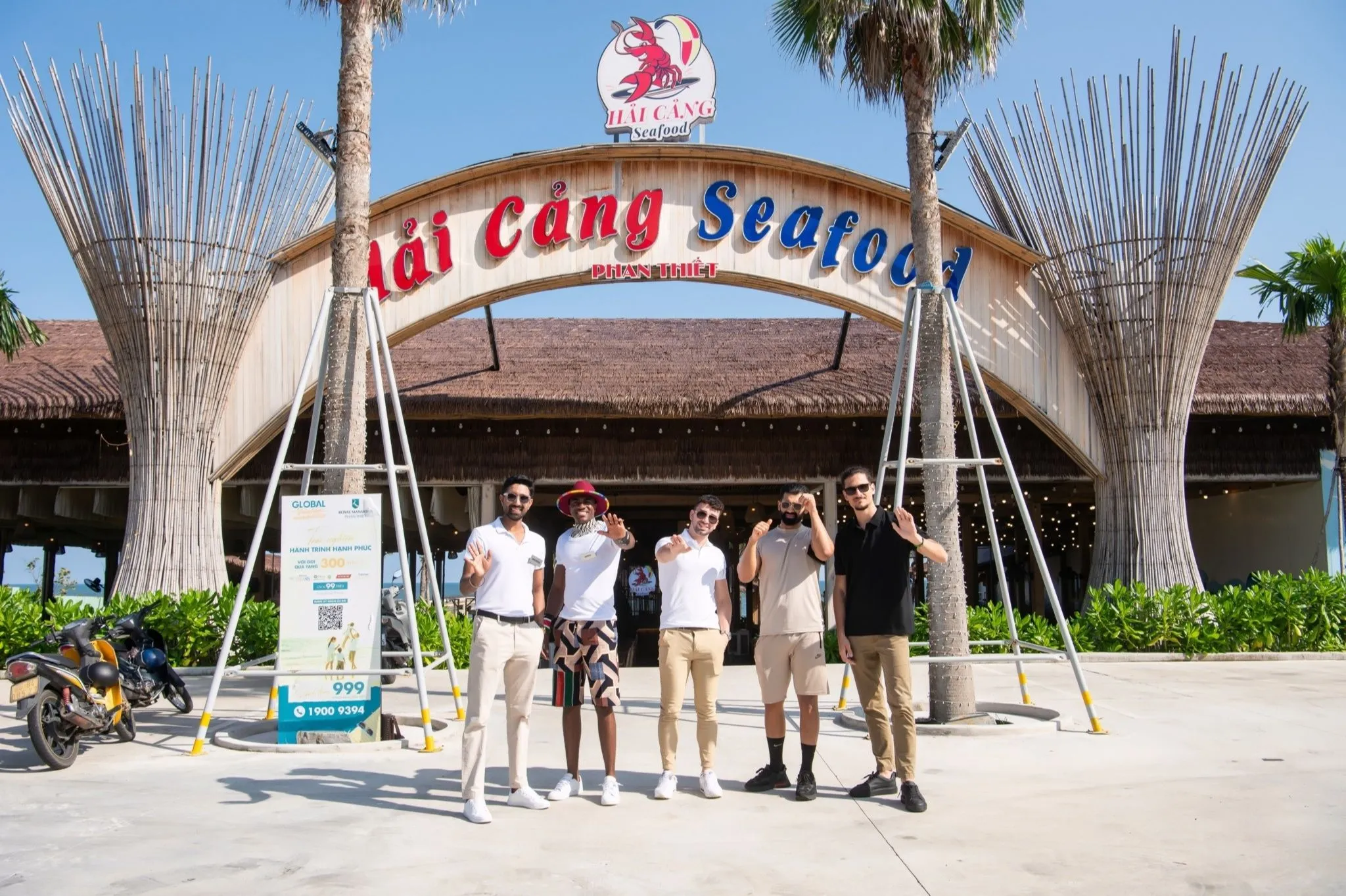 Cổng nhà hàng Hải Cảng Seafood mái lá với hàng cọ tại NovaWorld Phan Thiết
