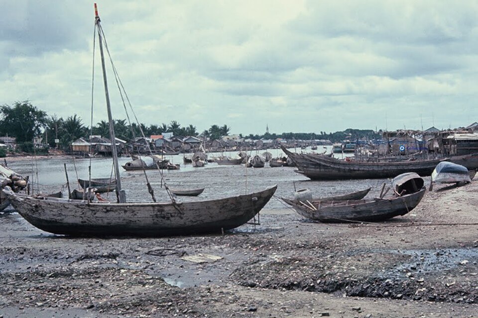 Ghe thuyền gỗ nằm trên bãi bùn sông Cà Ty Phan Thiết năm 1967 lúc nước cạn