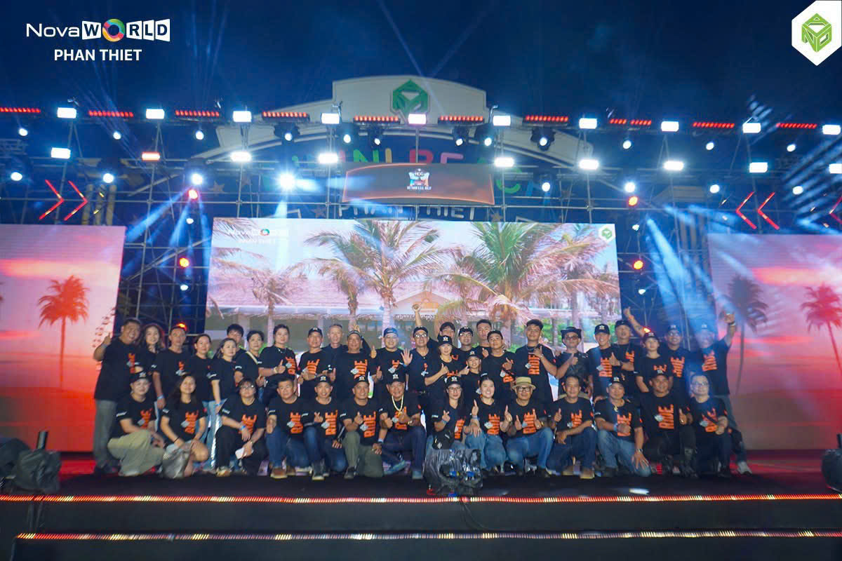Ảnh nhóm biker và ban tổ chức Vietnam H.O.G. Rally 2026 trên sân khấu Quảng trường Bikini Beach, phía sau là màn hình LED hình ảnh biển và dừa