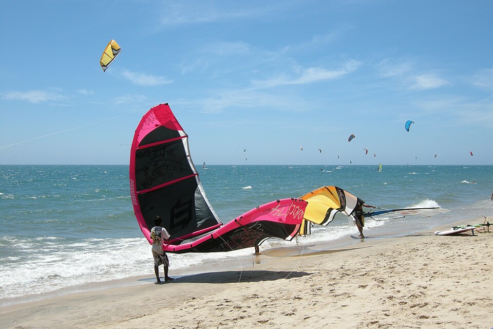 Bãi biển Mũi Né với người chơi thể thao nước