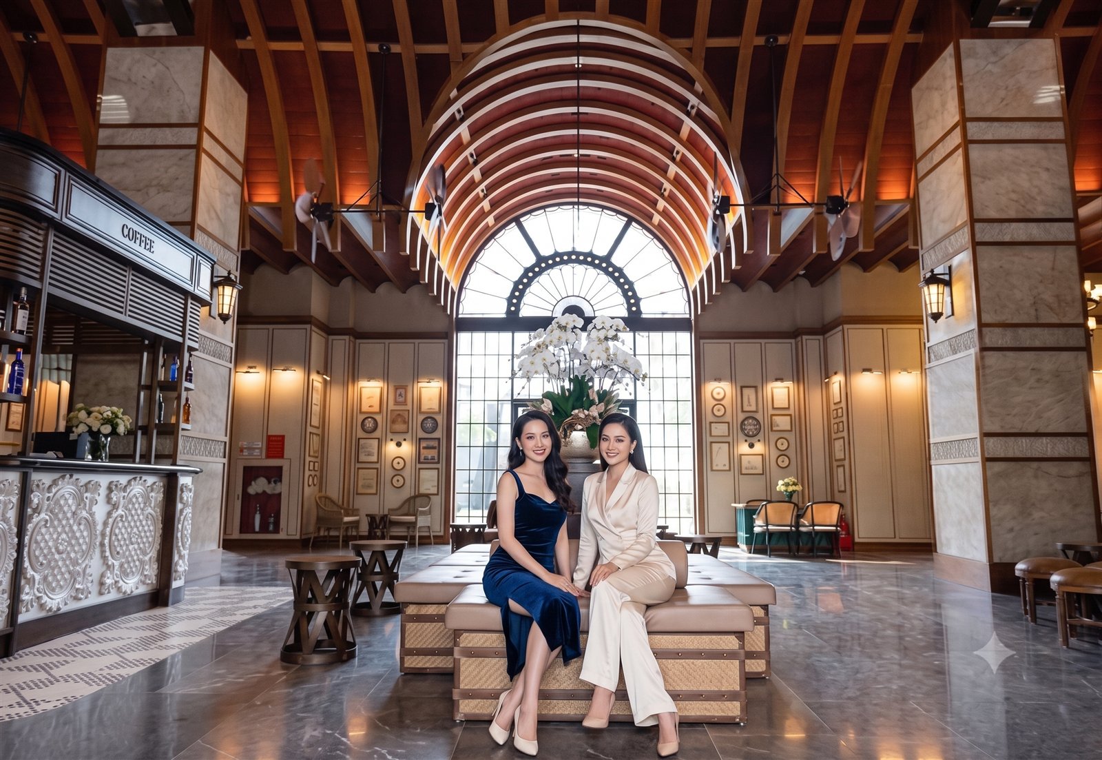 Sảnh chính Mövenpick với trần vòm gỗ và quầy cà phê