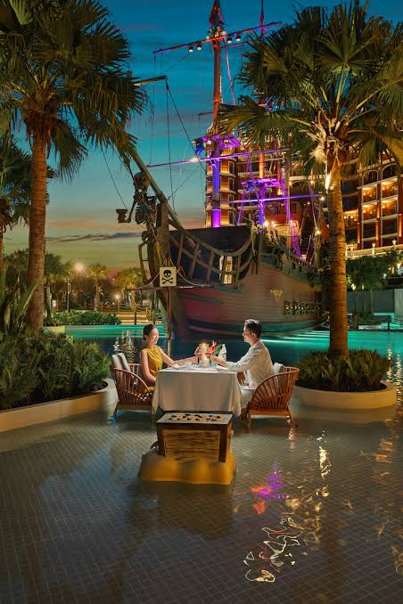 Bữa tối lãng mạn cạnh tàu cướp biển tại hồ bơi Mövenpick Phan Thiết