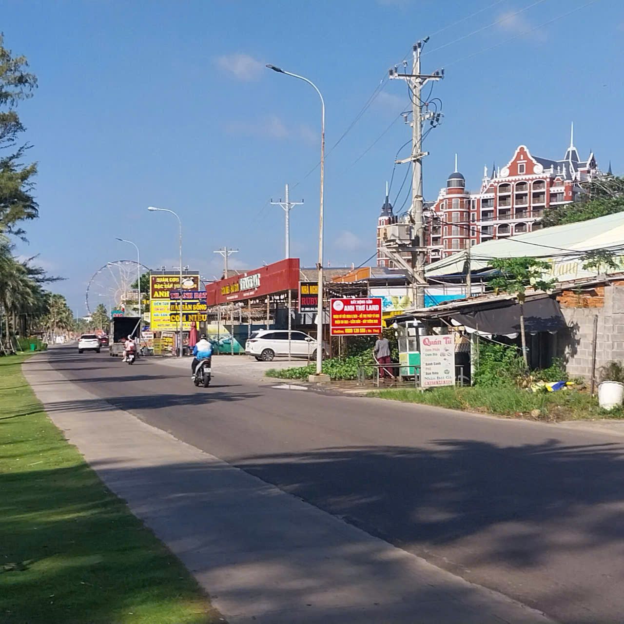 Dãy quán cơm và hải sản ven đường trước cổng NovaWorld Phan Thiết