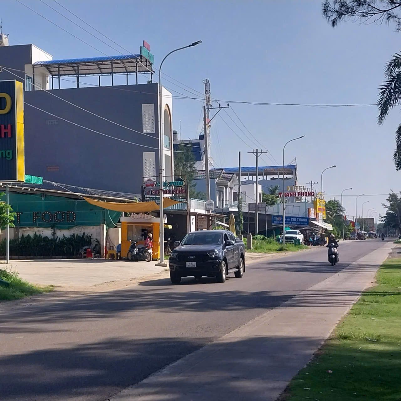 Cụm quán ăn nhanh, cà phê và khách sạn mini ven đường NovaWorld