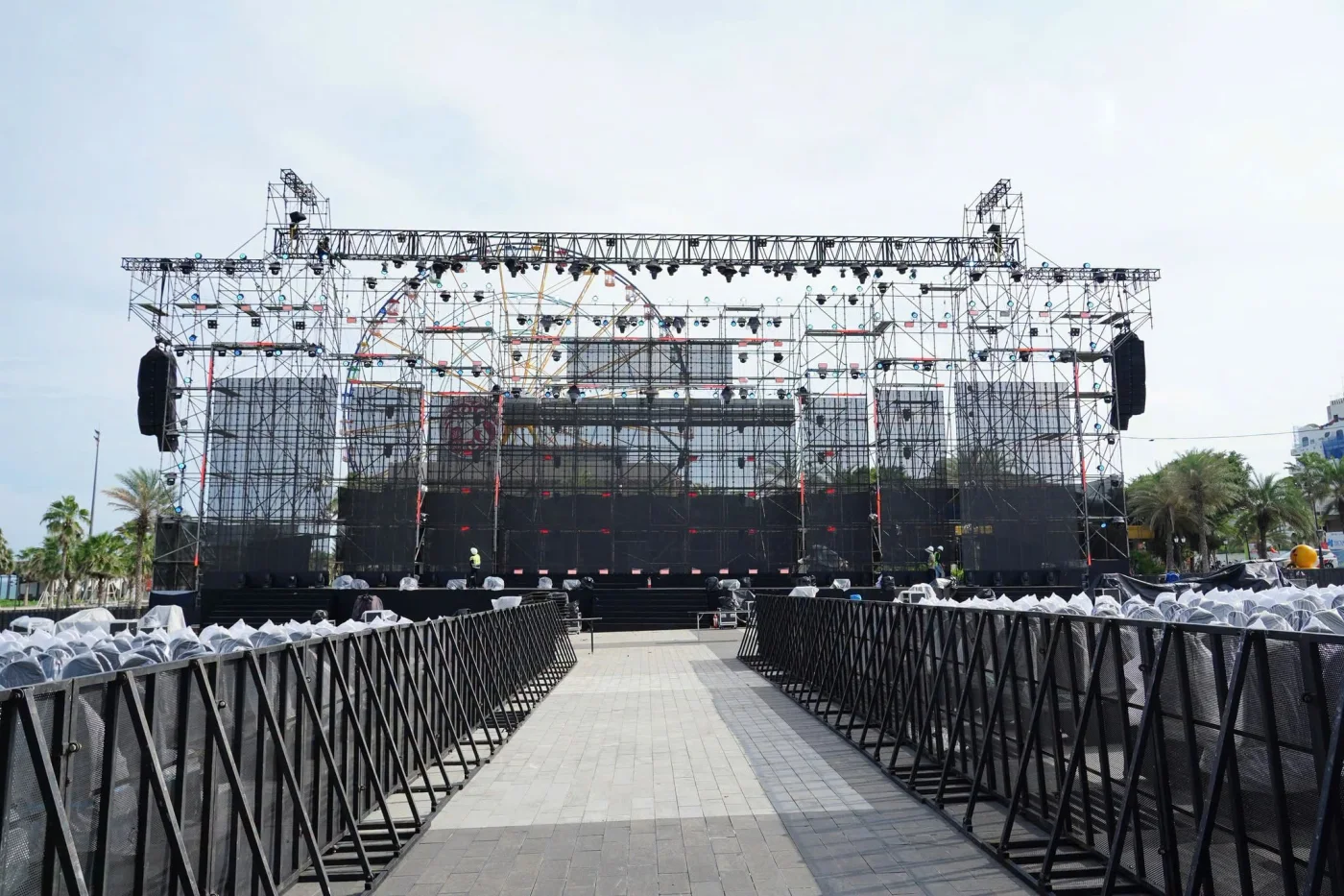 Trước Giờ Khai Mạc Sports Festival 2026: Quảng Trường Bikini Beach Đang Hoàn Thiện Sân Khấu