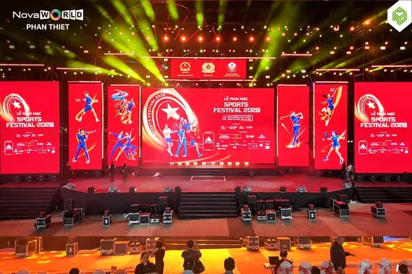 Toàn cảnh sân khấu Lễ khai mạc Sports Festival 2026 nhìn từ khán đài, màn LED đỏ lớn hiển thị tên sự kiện và hình vận động viên các môn