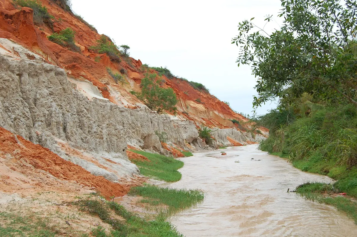 Suối Tiên — đi bộ giữa dòng suối đỏ