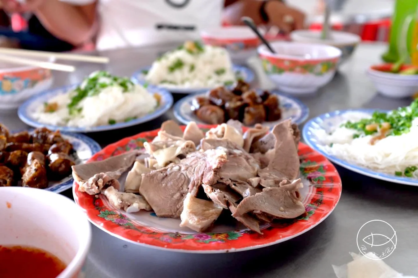 Thưởng thức đĩa bánh hỏi lòng heo Phú Long đậm vị truyền thống
