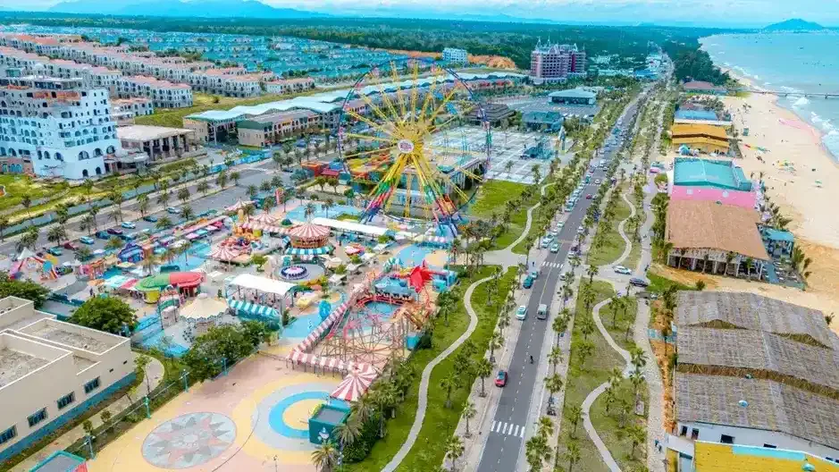 Toàn cảnh NovaWorld Phan Thiết với trục đường ven biển Tiến Thành nhìn từ trên cao