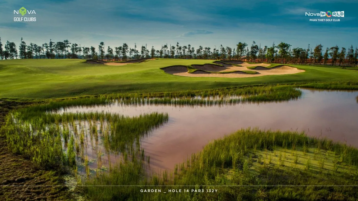 Hố par 3 bên hồ nước ở sân Garden, PGA NovaWorld Phan Thiết