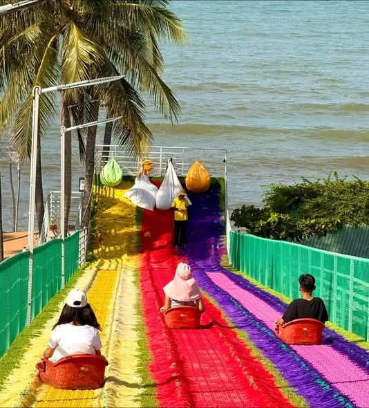 Máng trượt phao khô nhiều làn màu cầu vồng, đổ thẳng hướng biển