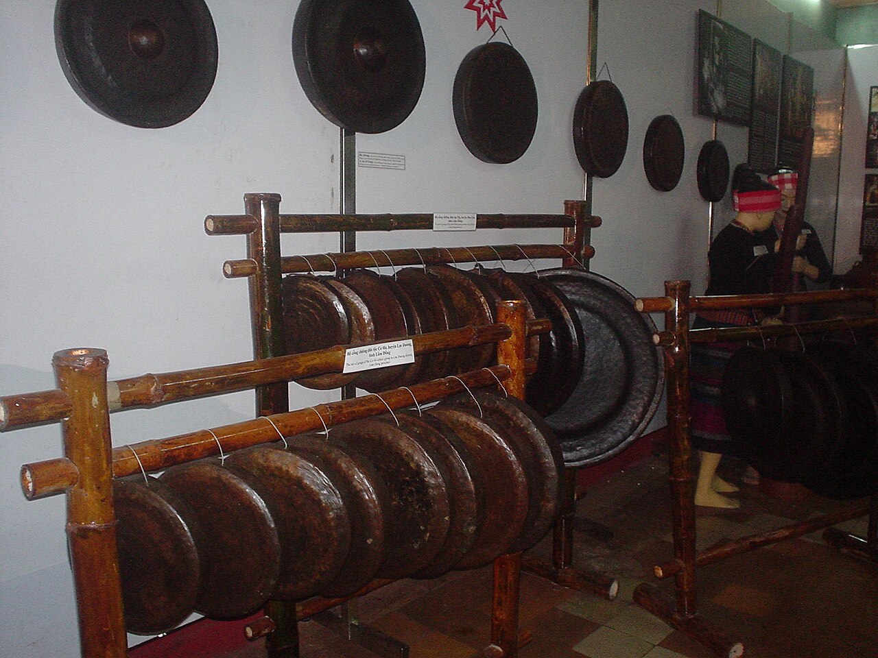 Cồng chiêng Tây Nguyên trưng bày