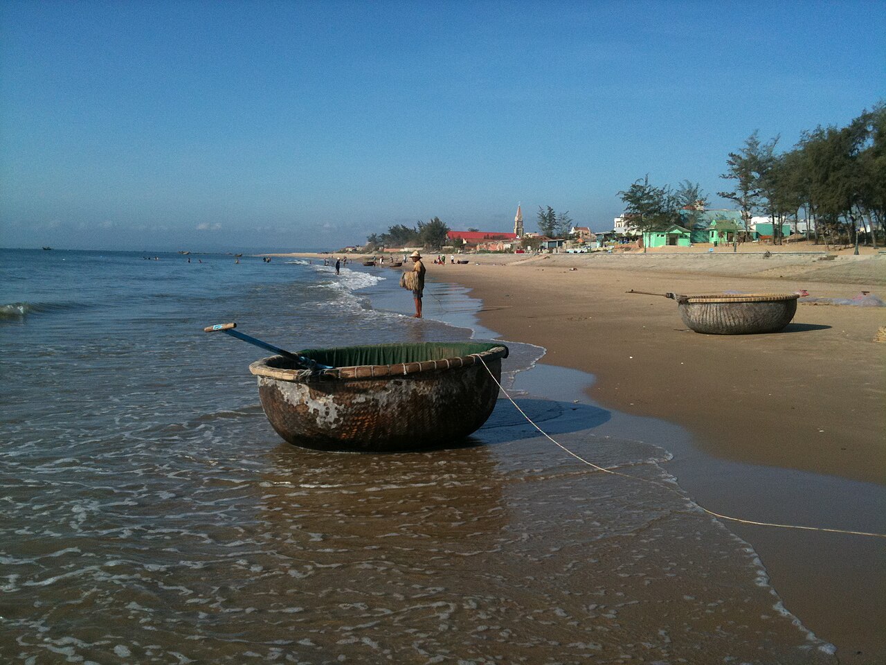 Thúng chai của ngư dân nằm trên bãi cát Tiến Thành