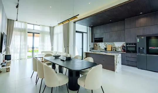 Bếp đảo đá và bàn ăn tám ghế sau hoàn thiện