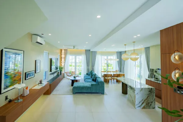 Phòng khách liên thông bếp đảo đá trong biệt thự đã hoàn thiện