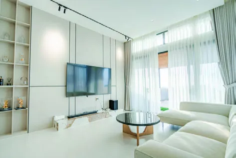 Phòng khách trần cao với rèm hai lớp sau hoàn thiện