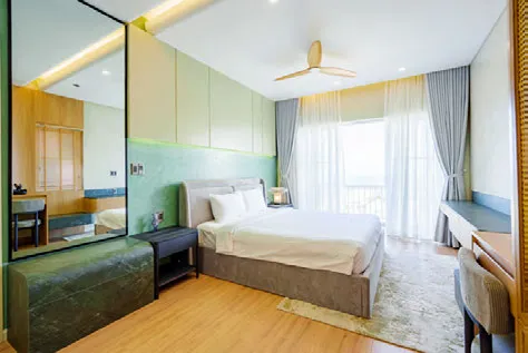 Phòng ngủ tông xanh mint có cửa sổ lớn