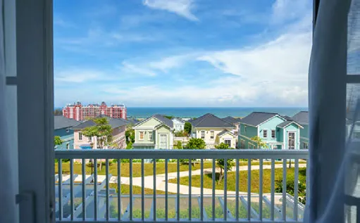 Nhìn từ ban công biệt thự ra dãy nhà và biển tại NovaWorld Phan Thiết