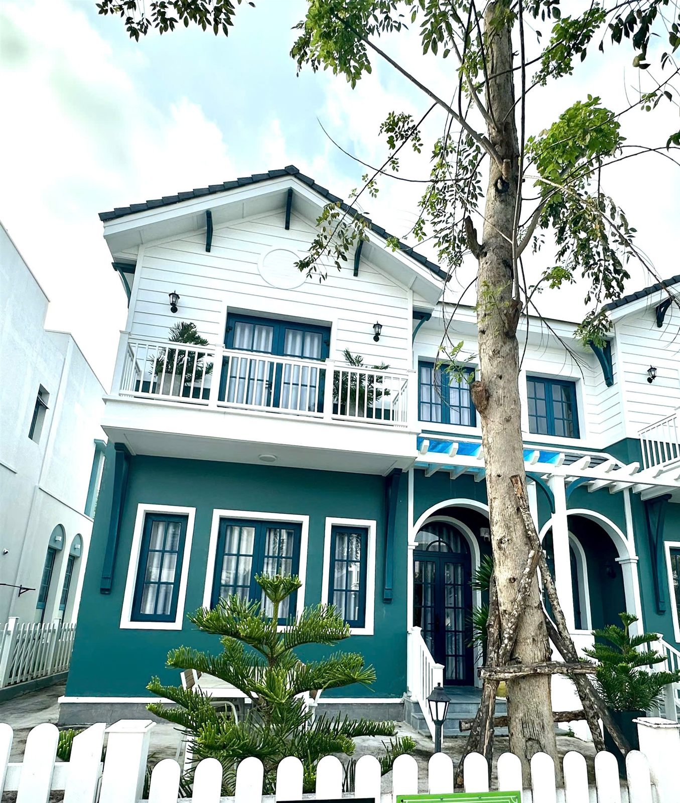 Villa Phong Lan — Song Lập 2PN Gần Hồ Bơi, Bồn Tắm Đôi